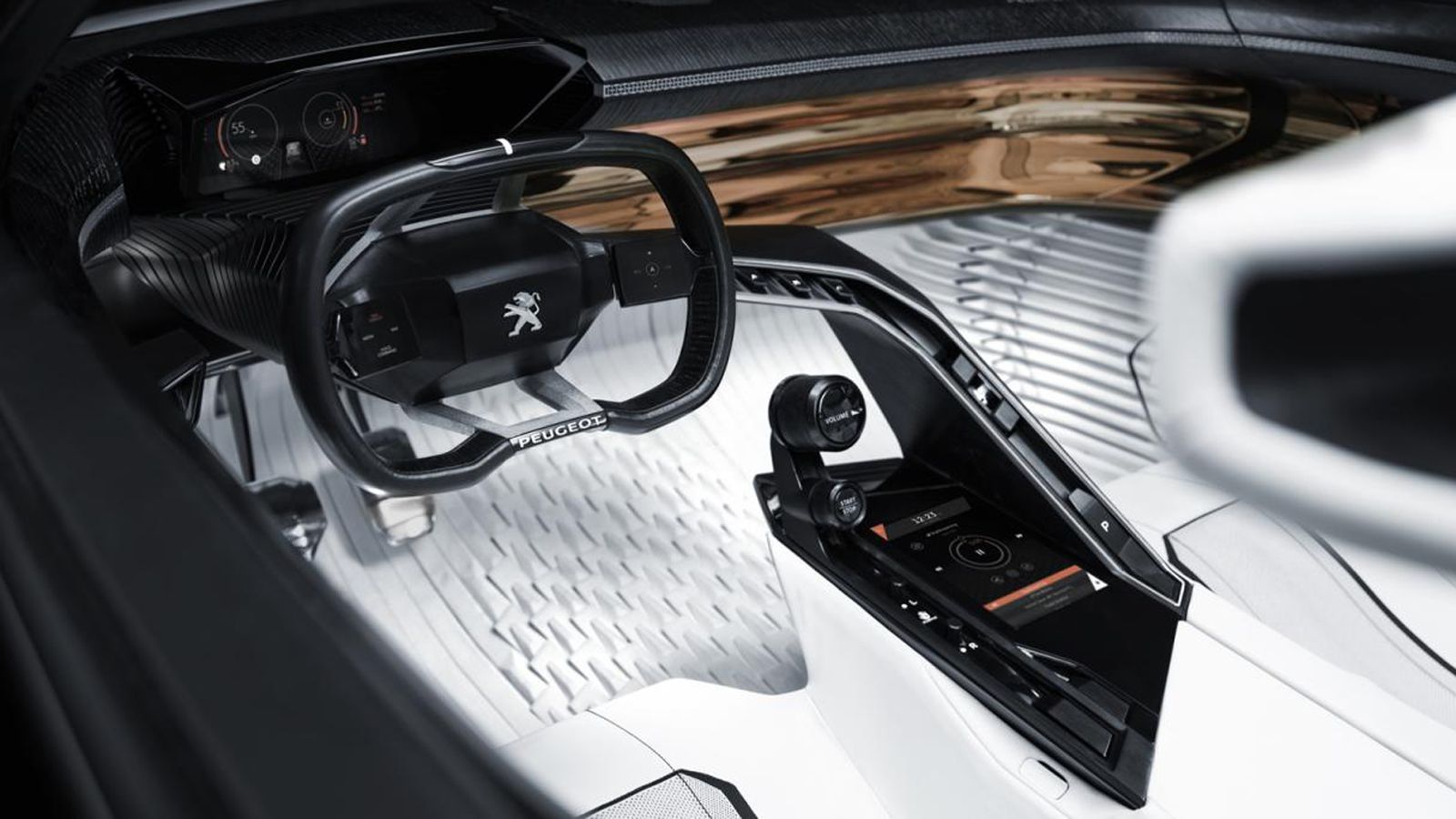 Το εσωτερικό είναι εξίσου φουτουριστικό, με την επένδυση της καμπίνας να προέρχεται από 3D εκτυπωμένα υλικά, αποτελώντας ουσιαστικά την εξέλιξη του i-